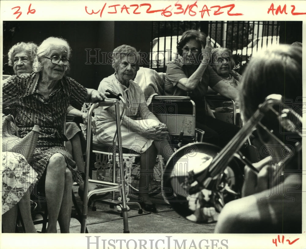 1985 Press Photo Residents of Crescent City Health Care Center listen to Music- Historic Images