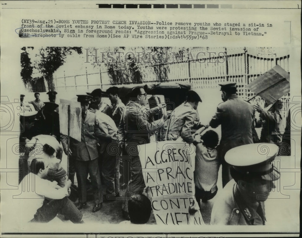 1968 Press Photo Police Remove Protesters at Soviet Embassy in Rome after Rally- Historic Images