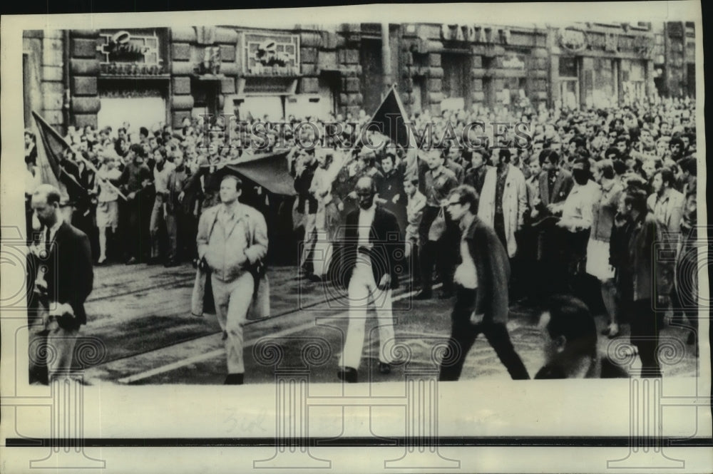  Press Photo Citizens of Czechoslovakia march along street in Prague in protest- Historic Images