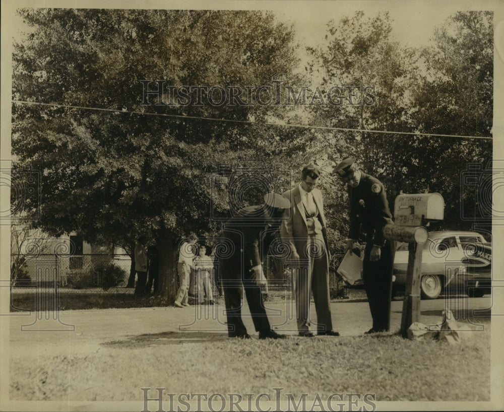  Press Photo Officers examine area where woman shot by mentally ill youth fell- Historic Images