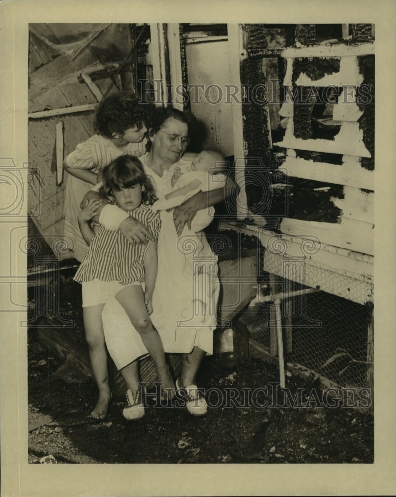 1946 Press Photo Mrs. Edward Corre &amp; foster children after a fire in Metairie- Historic Images