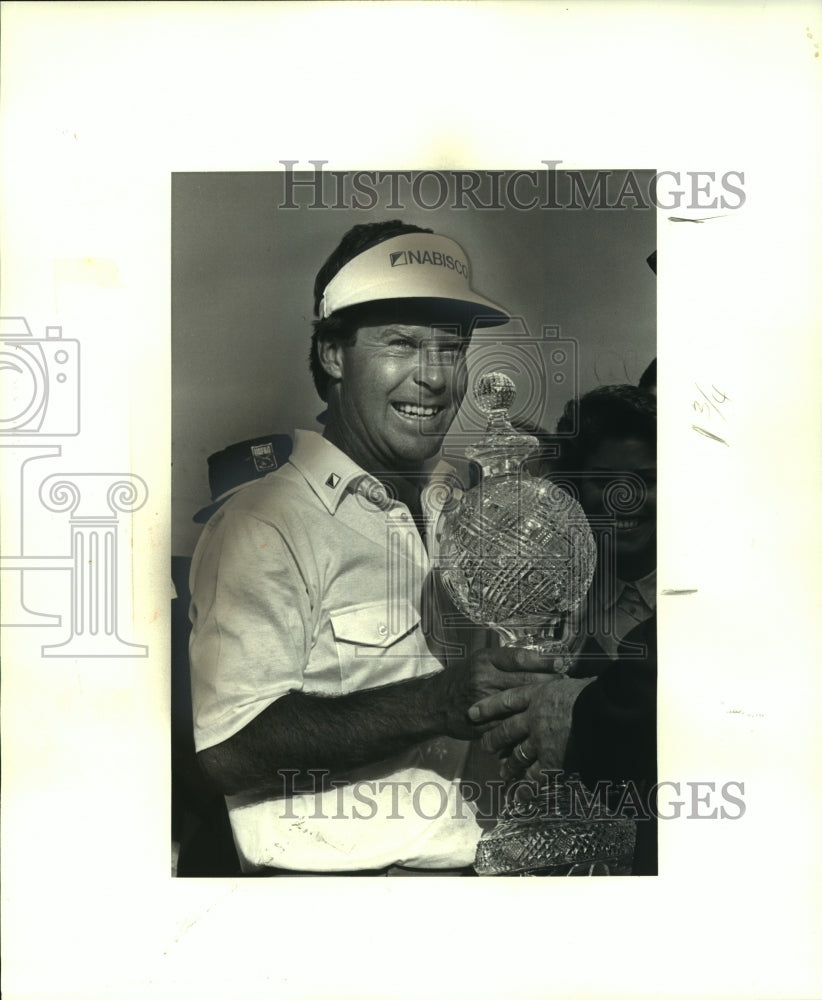 Press Photo Golfer Ben Crenshaw with Sky Box Crystal Tournament Trophy- Historic Images