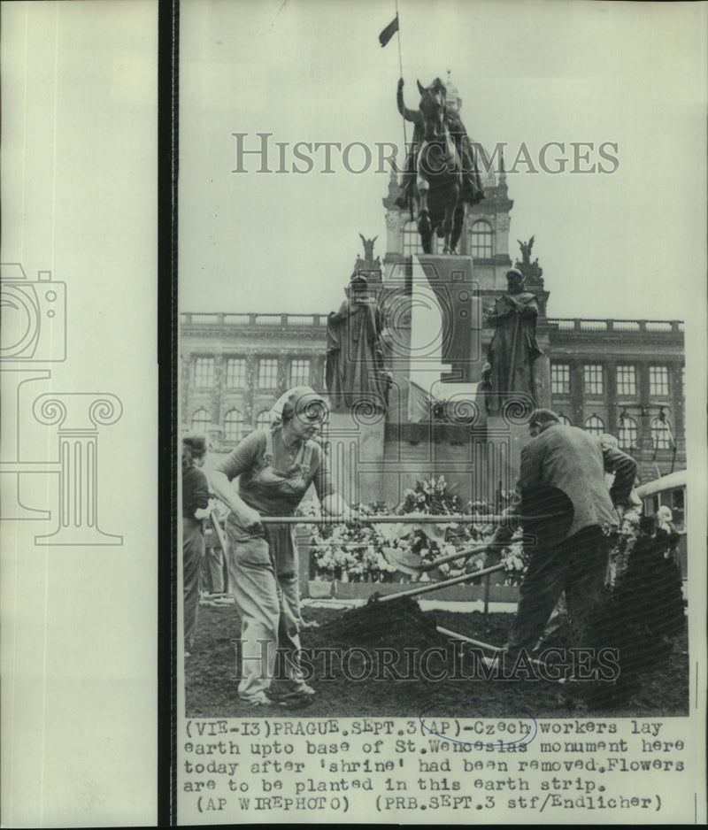Load image into Gallery viewer, 1968 Press Photo Czech workers lay earth up to base of St. Wenceslaus monument
