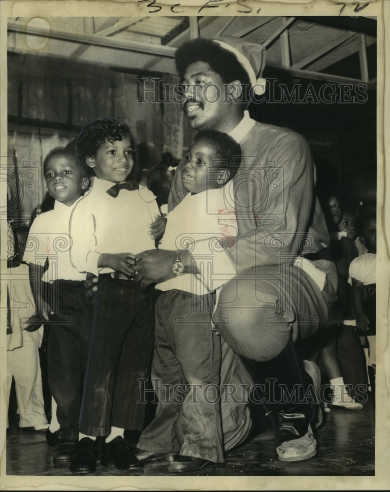 1972 Press Photo Julius Green as Santa with Children at Christmas Party - Historic Images