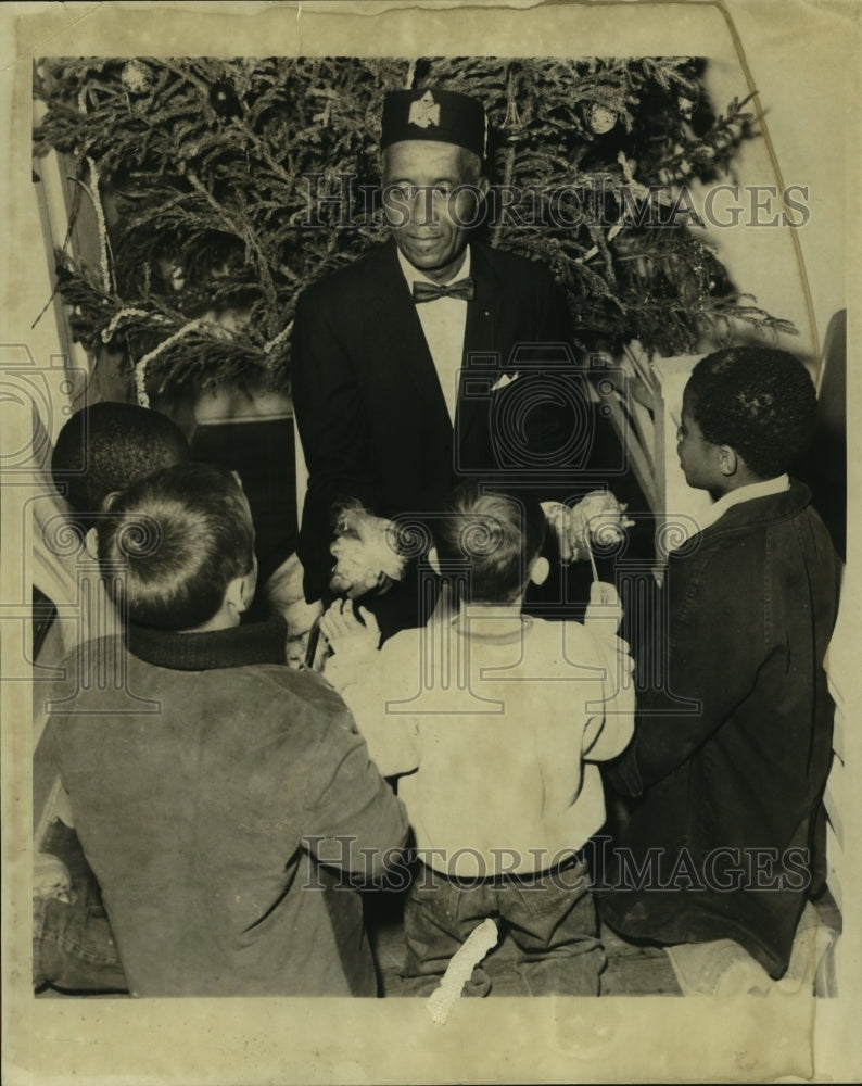 1968 Press Photo Elbert Durden of Gives Christmas Gifts to Children at Boys Home