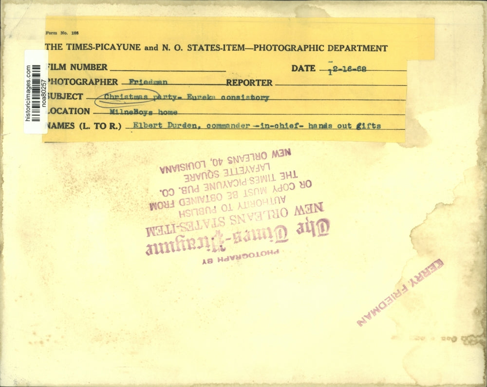 1968 Press Photo Elbert Durden of Gives Christmas Gifts to Children at Boys Home