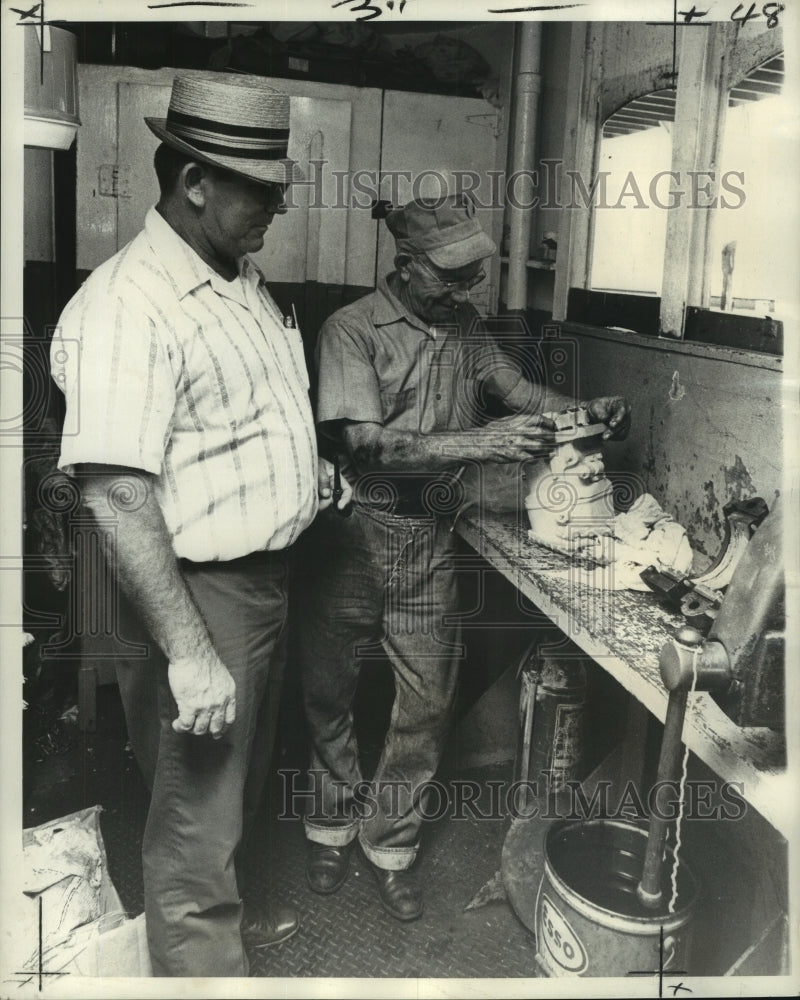 1972 Press Photo Crescent Ferryboat Captain Ruiz watches Engineer Roy Hall- Historic Images