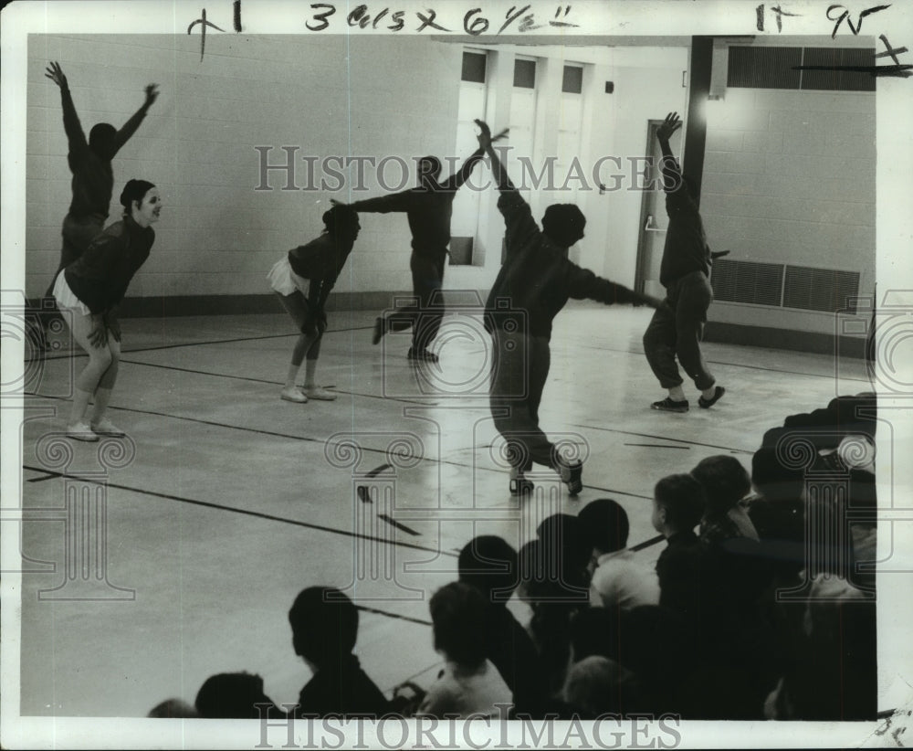 1970 Press Photo Members of the Council of the Arts for Children perform- Historic Images