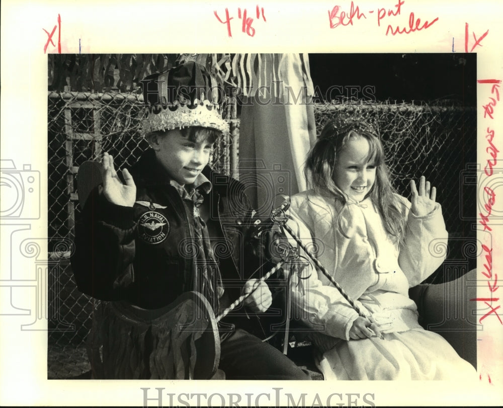1989 Press Photo King James Bishara & Queen Elizabeth Bishara, Cubscout Parade- Historic Images