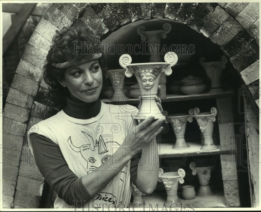 1982 Press Photo Ellin Egan holds up loving cup award for Crescent City Classic- Historic Images