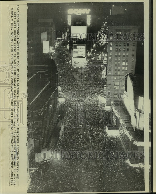 1971 Press Photo An enormous crowd in Times Square as the New Year begins- Historic Images