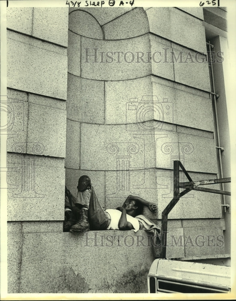  Press Photo Custom House Worker Takes Outside Lunchtime Nap, New Orleans- Historic Images