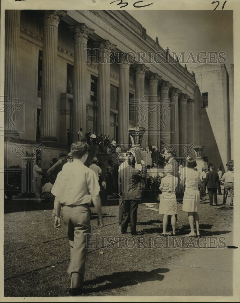 1967 Press Photo Crowds gather at entrance of the Criminal Courts building