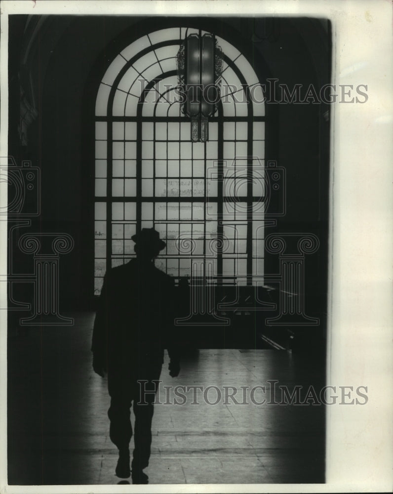 1966 Press Photo A man walks through the halls of Criminal Courts Building- Historic Images