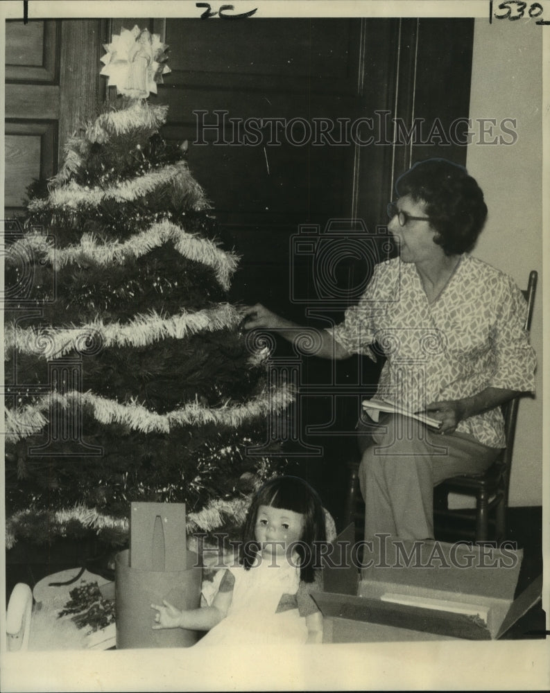 1968 Press Photo Mrs Julius W Daigle prepares for Christmas and a wedding