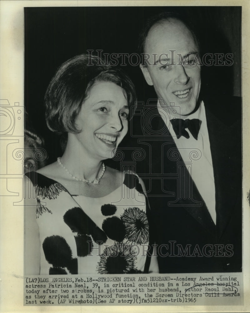 1965 Press Photo Actress Patricia Neal with her husband, author Raoul Dahl- Historic Images