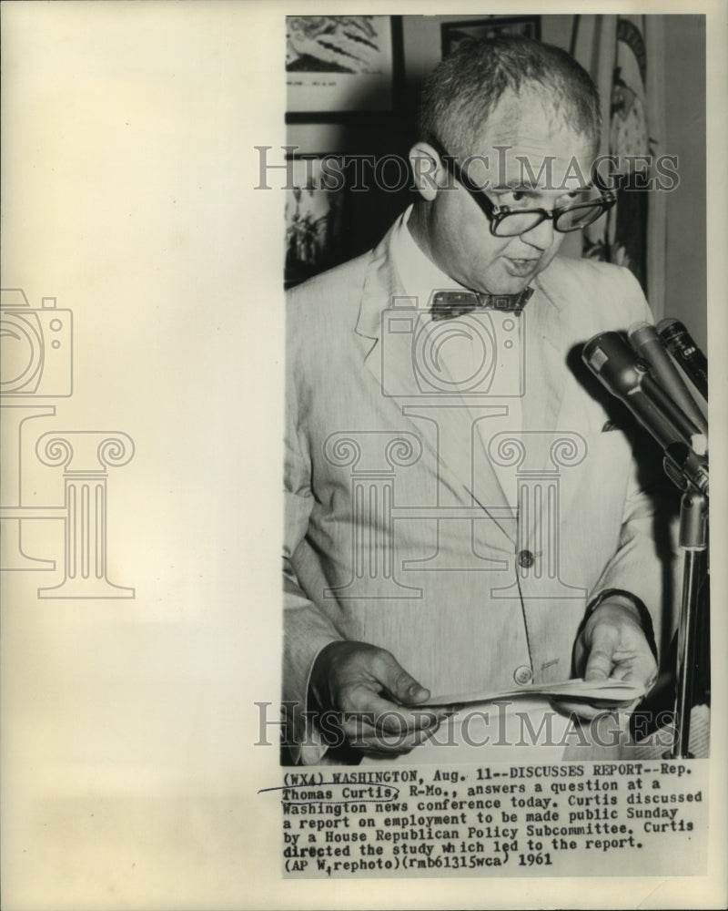 1961 Press Photo Rep. Thomas Curtis answering questions at Washington news conf.