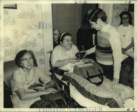 1970 Press Photo Students offered gifts to St. Margaret's Daughter's residents- Historic Images