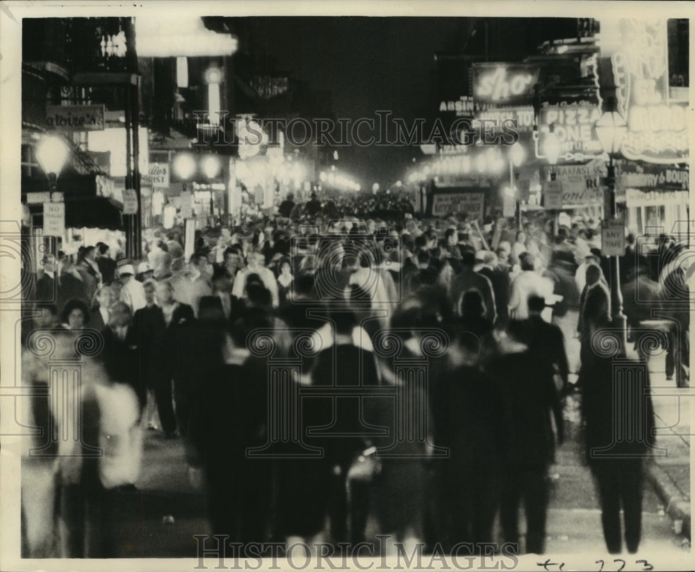 1965 Press Photo Throngs of merrymakers fill Bourbon Street, Greet 1965- Historic Images