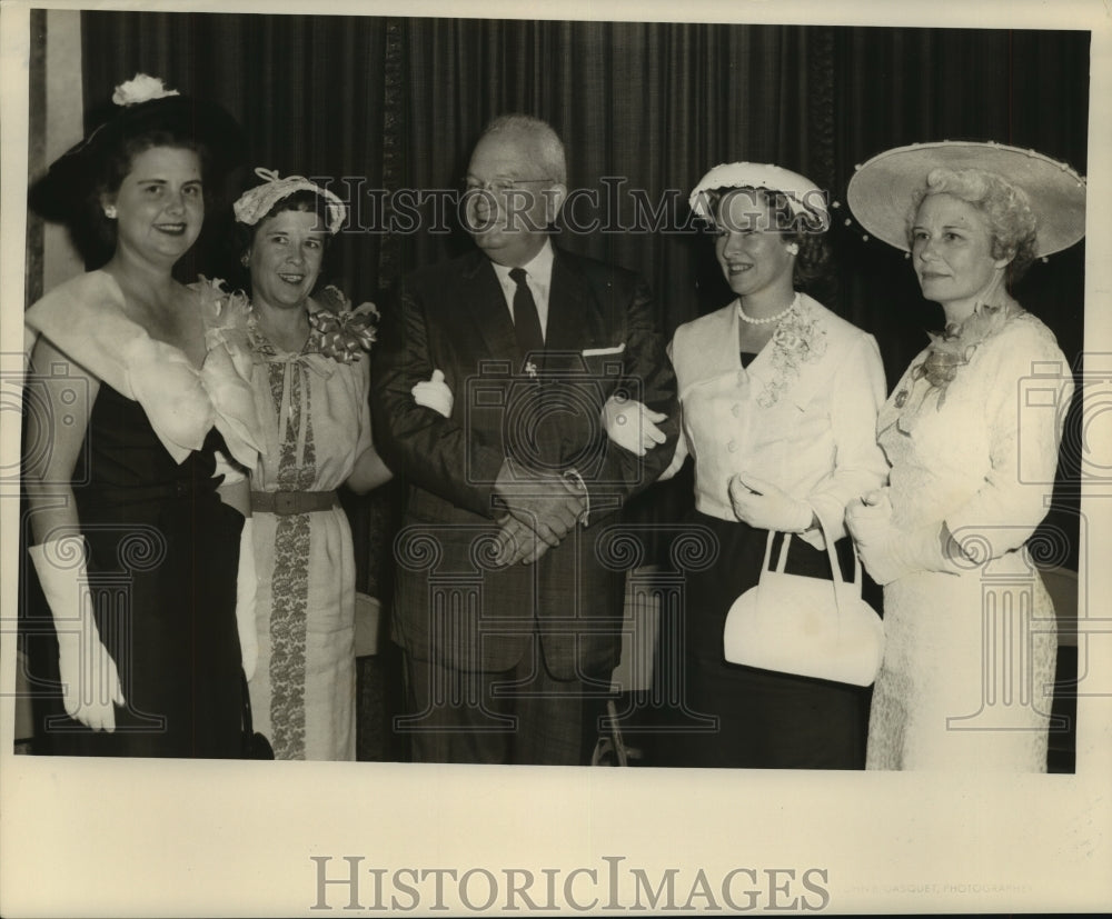 1956 Press Photo Mrs. Jack Gremillion with Fred Whent and female friends