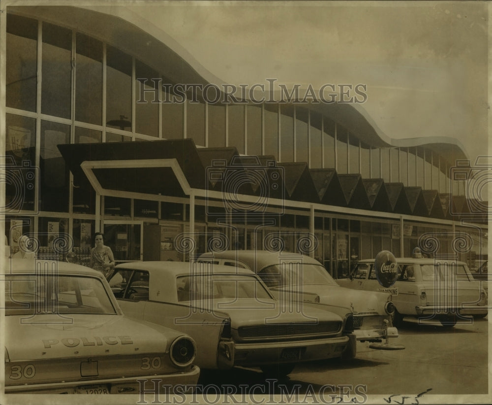 1964 Press Photo Pap's Food Center at 1937 Mirabeau, robbed after opening