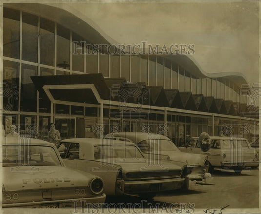 1964 Press Photo Pap's Food Center at 1937 Mirabeau, robbed after opening