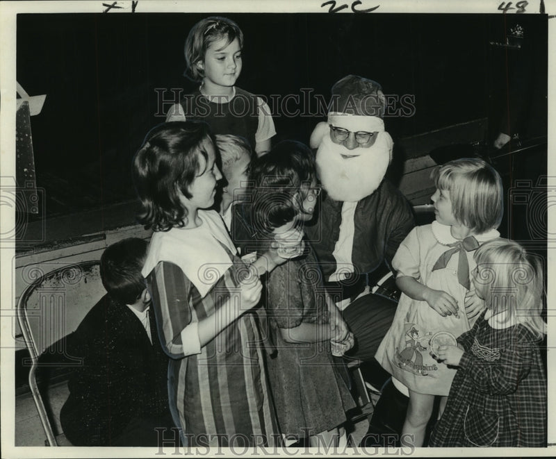 Load image into Gallery viewer, 1965 Press Photo Youngsters Enjoy Chat With Santa during annual Christmas Party
