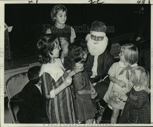 1965 Press Photo Youngsters Enjoy Chat With Santa during annual Christmas Party