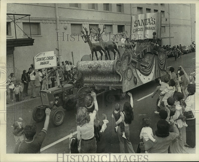 Load image into Gallery viewer, 1971 Press Photo Santa's Circus Parade in New Orleans, Louisiana - noa81558
