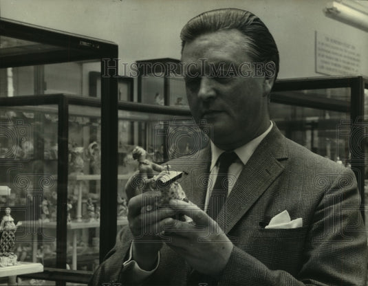 1967 Press Photo John P. Cushion, British expert on English & European porcelain- Historic Images
