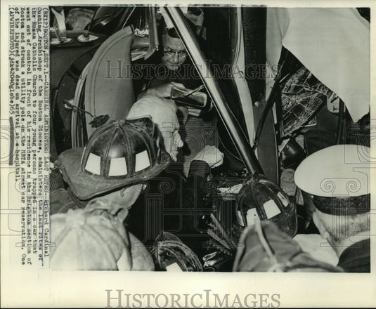 1965 Press Photo Cardinal Cushing administers last rites to persons trapped