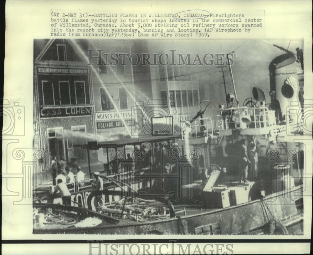 1969 Press Photo Firemen fight blaze in tourist shops in Willemstad, Curacao