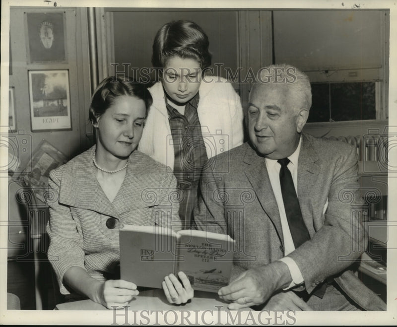 Load image into Gallery viewer, 1959 Press Photo Mr. &amp; Mrs. Leonard Dahlman and their daughter, Sue, check book
