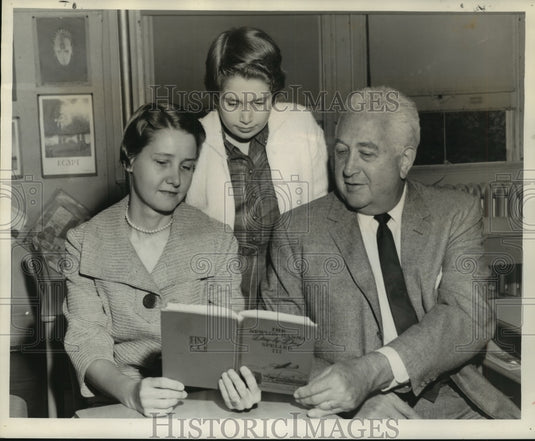 1959 Press Photo Mr. & Mrs. Leonard Dahlman and their daughter, Sue, check book