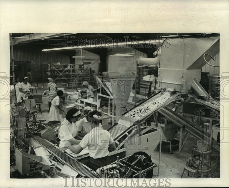 Load image into Gallery viewer, 1965 Press Photo Sugar Wafers Made inside of Howard Stark Co. Sugar Plant
