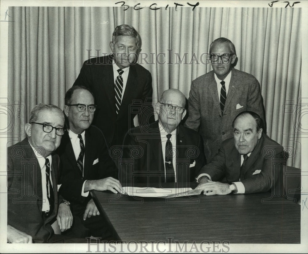 1969 Press Photo Regatta committee members going over racing instructions.- Historic Images