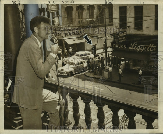 1950 Press Photo David Dabney Operates "Talking" Traffic Light, New Orleans- Historic Images