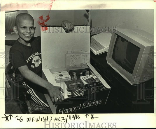 1985 Press Photo Robert Day shows off his Christmas gift of a computer & program- Historic Images