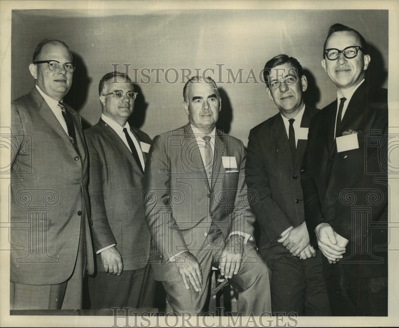 Load image into Gallery viewer, 1965 Press Photo Ass. of College &amp; University Attorneys Elect, Tulane University
