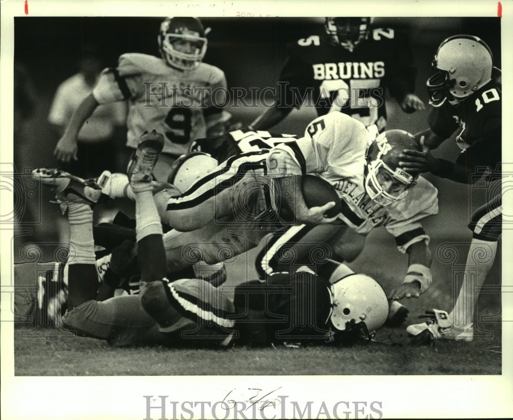 1986 Press Photo De La Salle&#39;s halfback football player, Derek Pope lunges- Historic Images