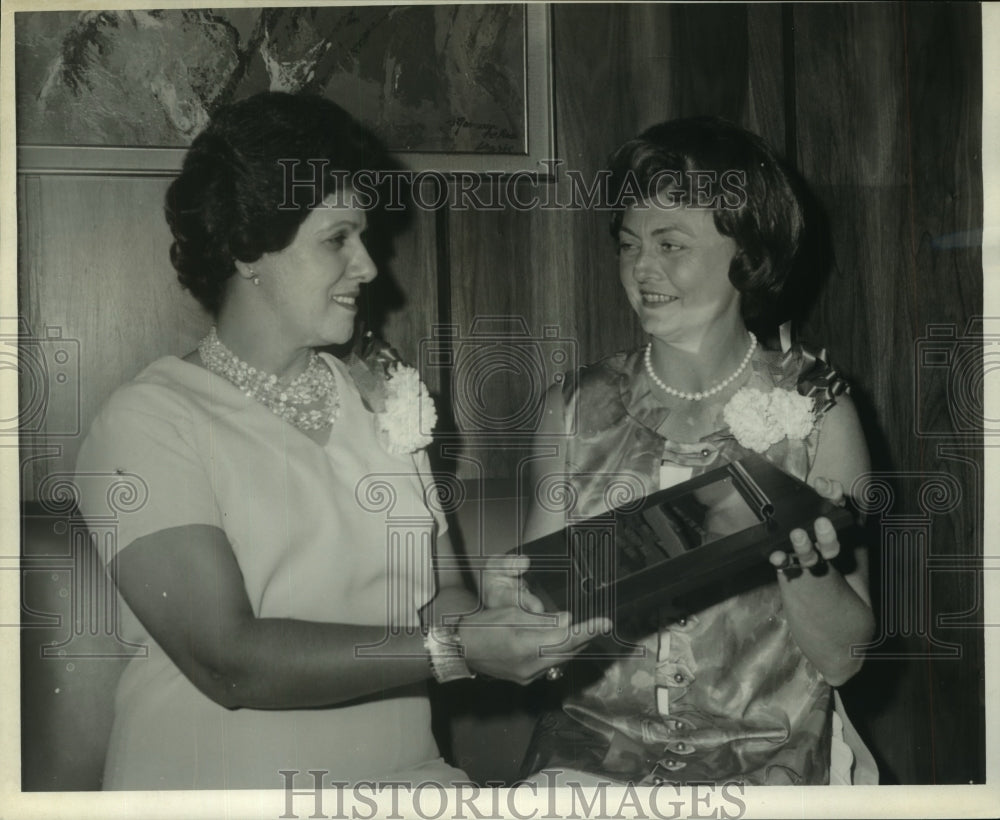 1966 Press Photo Southern Bell wives, Mary Sherlock and Audrey Curet.- Historic Images