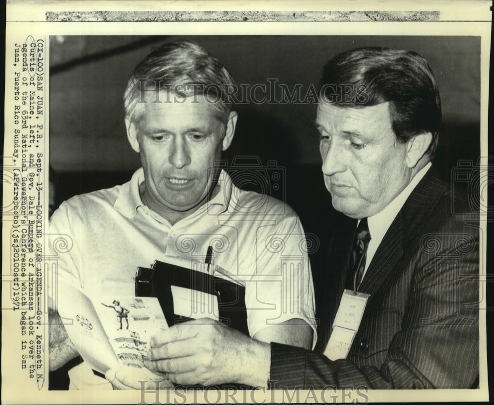 1971 Press Photo Governors Kenneth Curtis &amp; Dale Bumpers read conference agenda- Historic Images