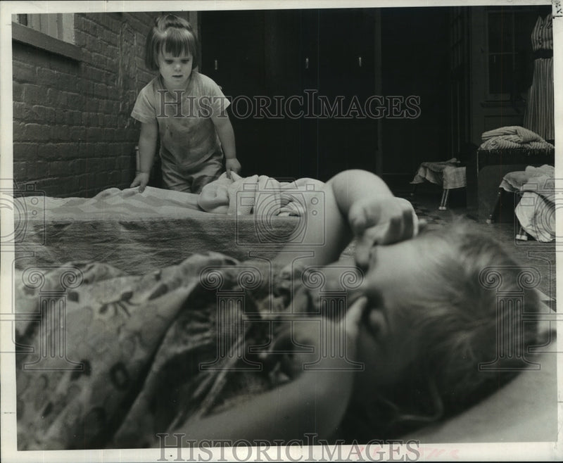Load image into Gallery viewer, 1968 Press Photo Nap time for Dorothy Ann Finn and Terri Bernard at daycare
