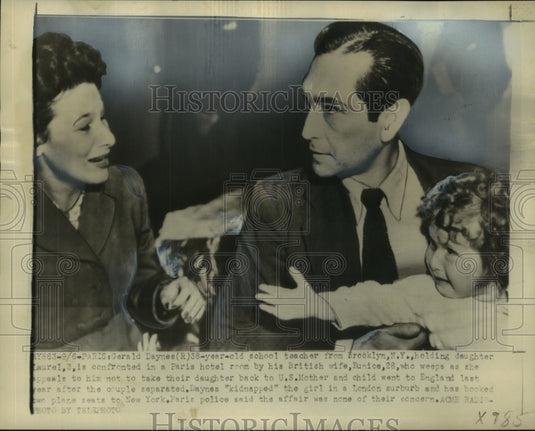 1950 Press Photo Gerald Daynes carrying daughter Laurel as wife Eunice begs