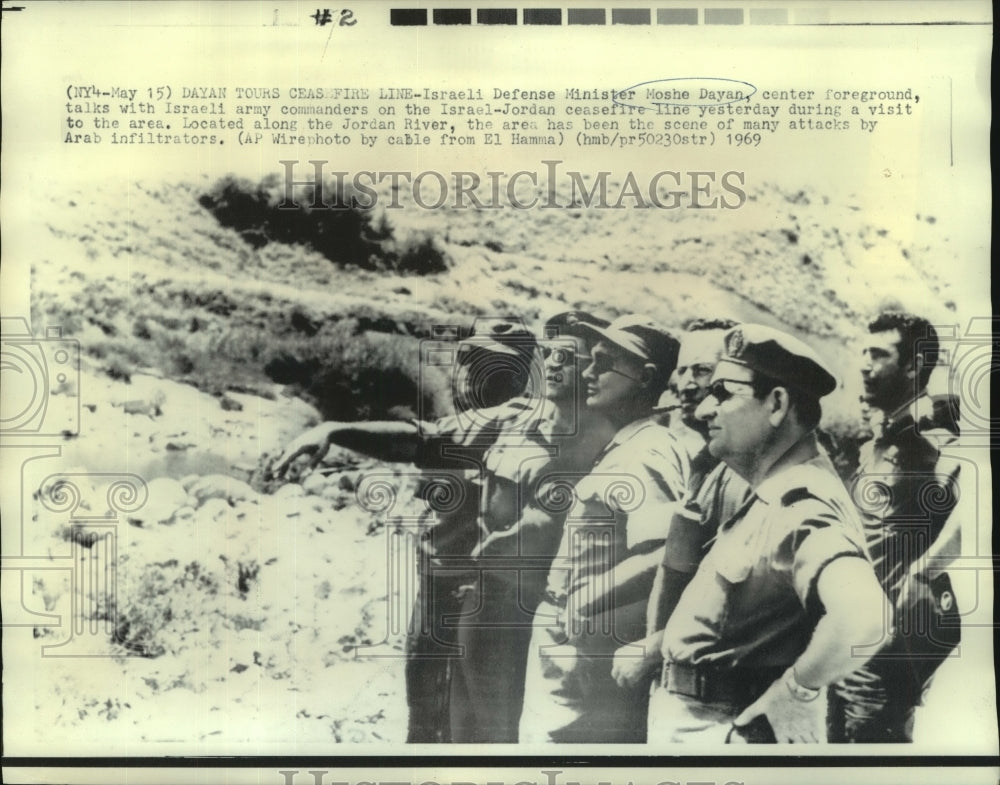 1969 Press Photo Israeli Defense Minister Tours Israel-Jordan Ceasefire Line- Historic Images