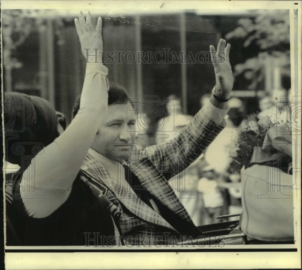 1974 Press Photo Oakland A&#39;s Manager Alvin Dark Waves to Crowd - noa82731- Historic Images