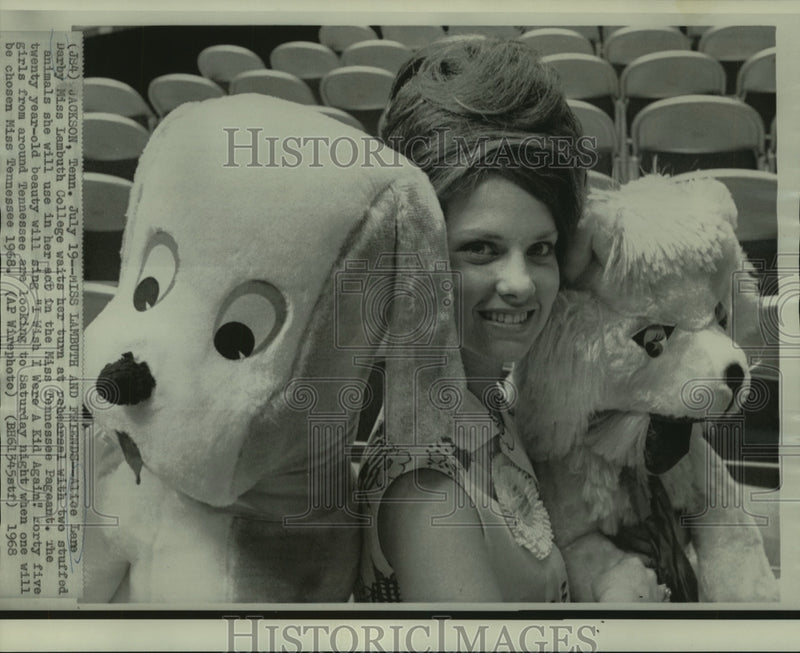 Load image into Gallery viewer, 1968 Press Photo Miss Lambuth College Alice Lane Darby-Miss Tennessee Rehearsala
