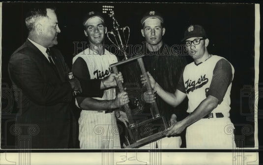 1969 Press Photo Kenner Day, president of the kids Baseball Clinic which Players- Historic Images
