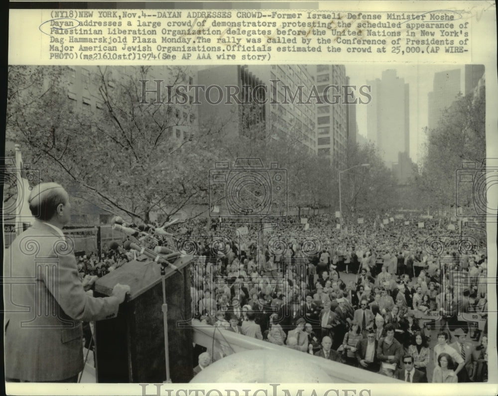 1974 Press Photo Former Israeli Defense Minister Moshe Dayan at New York Rally