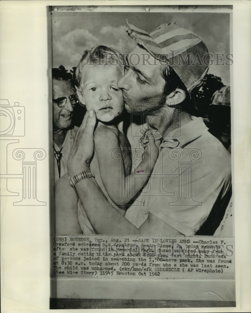 1962 Press Photo Charles Crawford embraces daughter, Susan Diane after rescue- Historic Images